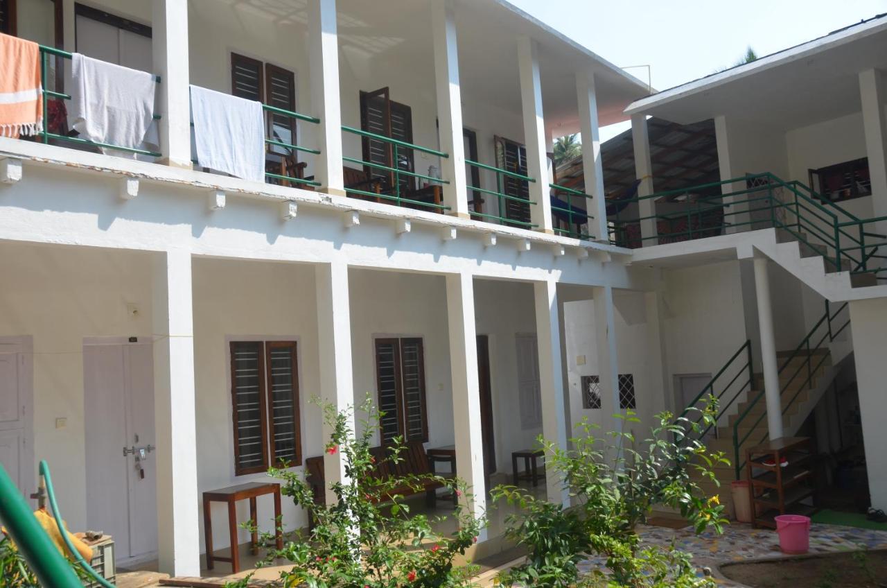 Arya Homestay Bougain Villa Гокарна Екстериор снимка