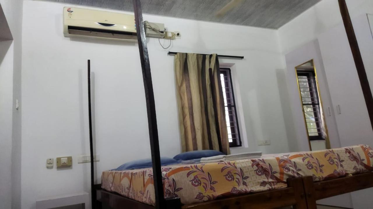 Arya Homestay Bougain Villa Гокарна Екстериор снимка